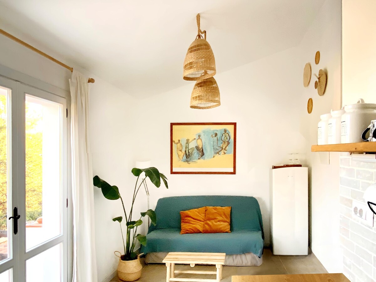 Popular Airbnb listing: Apartment with a private terrace overlooking the sea in Quartu Sant'elena