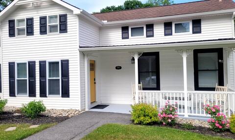 Delightful Farmhouse on Main