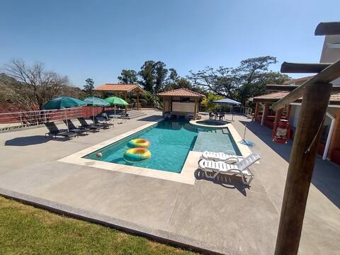 Beautiful Chácara Sto Antônio with heated pool