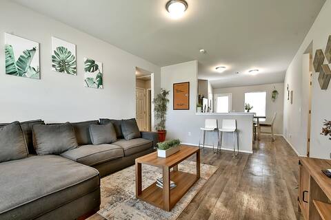 Comfy modern Stay great for family and long stays!