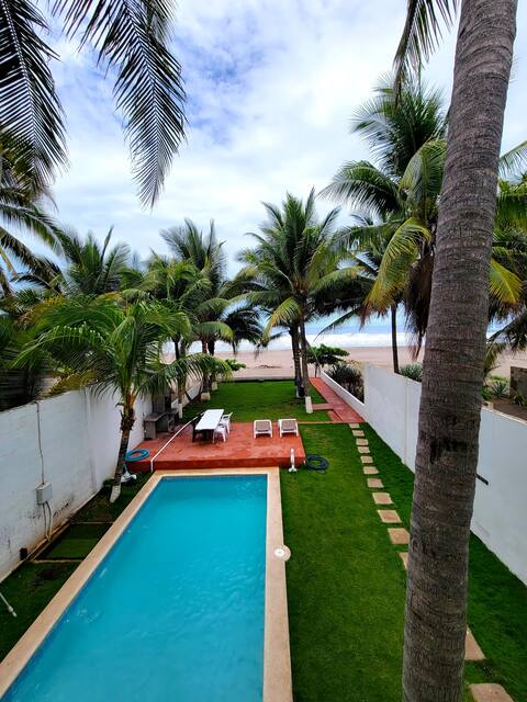 Mar A Villa, Beachfront Home, 6 BR, A/C, Pool, BBQ