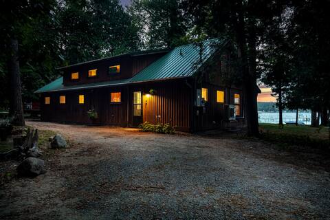 25 steps to private beach, dog-friendly, lakefront