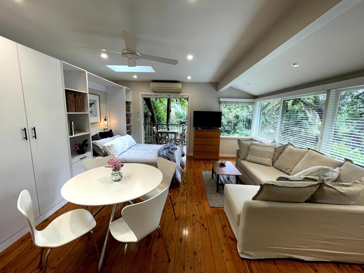 Successful Airbnb property: Backyard studio 500m walk to Avalon Beach village in Avalon Beach