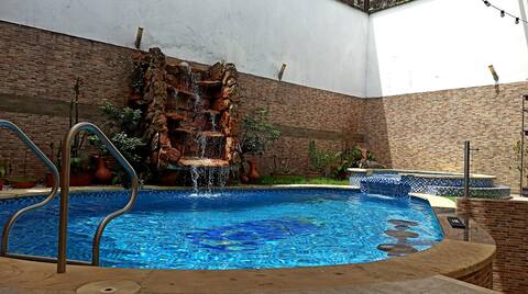 Beautiful House with Pool in the City
