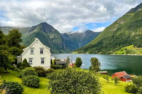 House with private sea line & jetty in the middle of Balestrand