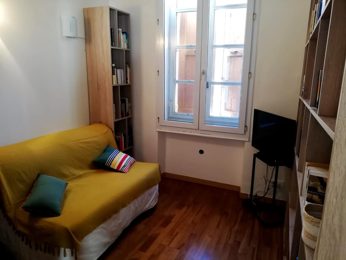 Top performing Airbnb: In the heart of Forcalquier in Forcalquier