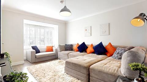 Rare find nr Cheshire Oaks, Sleeps 6 by restfully