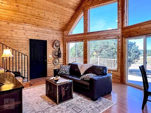 Aug’s Cabin - Cozy 2 Story w/ Country Charm