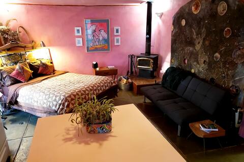 Romantic Casita, Hot tub, NM views, Oasis Retreat.