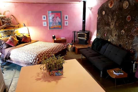 Romantic Casita, Hot tub, NM views, Oasis Retreat.