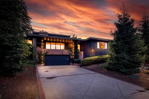 Old World Charm |Sleeps 10 | 4min to U.O.P | Dock