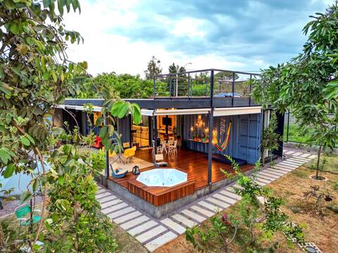 Blue Ipê. Modern container house