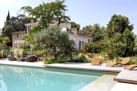 Beautiful villa in Provence with garden and pool