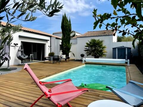 House between land and sea with heated pool