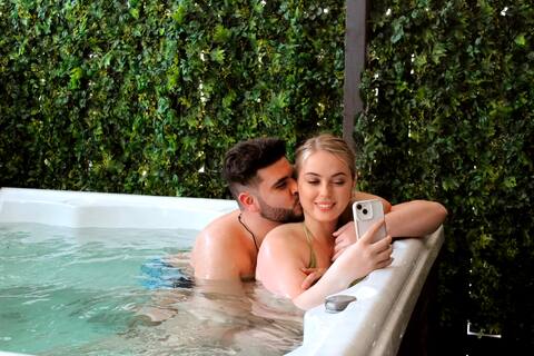 Hot Tub & Infrared Sauna | Stylish Retreat