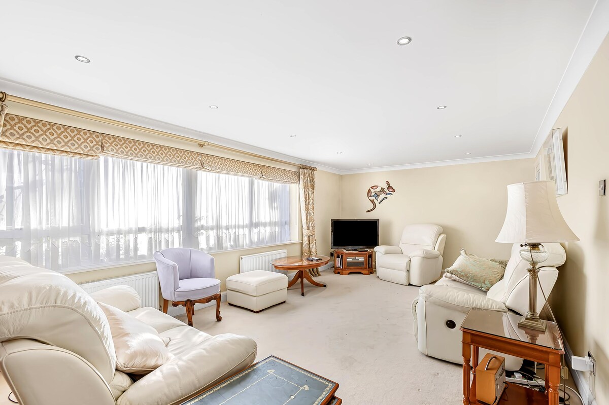 Popular Airbnb listing: Lovely 3 bed flat, 2 bath, Wi-Fi. in Hertsmere