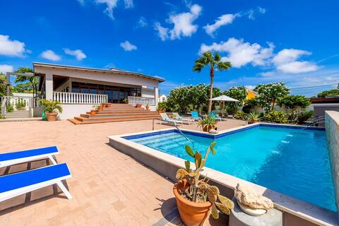 Spacious 4BR Villa~ Private Pool ~ Cozy ~ Location