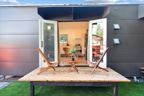 Jane's Home (LU) | Downtown Modern House+AC+Yard