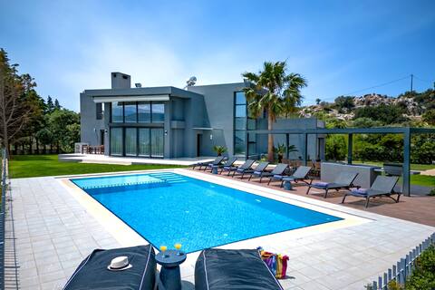 Sea Views, Heated Pool, Near Beaches & Chania Town