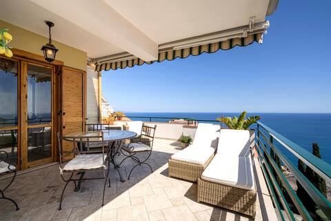 Beautiful cottage with sea views