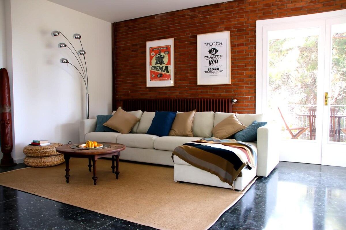 Successful Airbnb property: Large apartment ideal for large families in Castelldefels