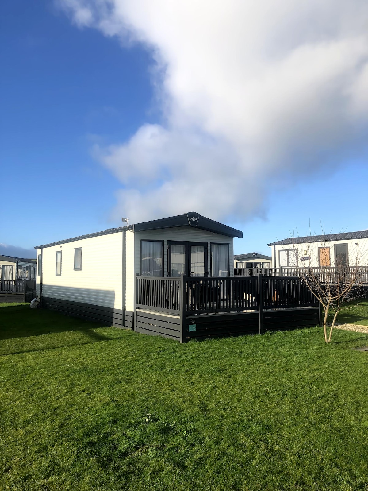 Successful Airbnb property: Cozy dog friendly lodge 15 minutes walk from Bude in Bude Stratton