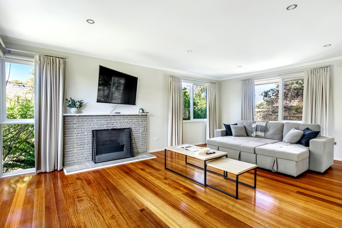 Successful Airbnb property: Sunlit Suburbia—A Breezy Abode in Glen Waverley in Glen Waverley