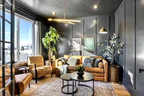 Chic Modern Retreat - Sleeps 10, Hot Tub, Weights