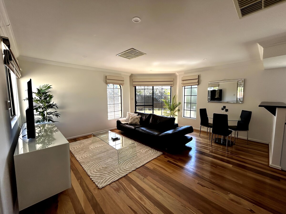 Beliebte Airbnb-Anzeige: Large 1BR apt 1-min to river. Private parking in Western Australia
