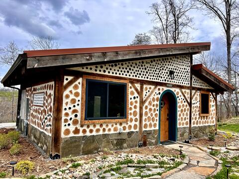 Unique, Handmade Artist's Cabin (no cleaning fee)
