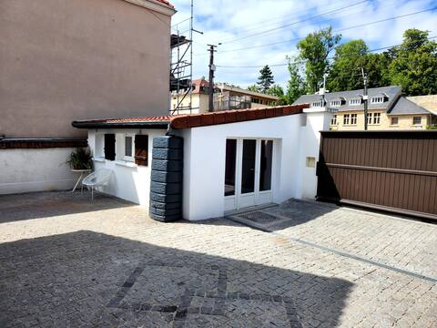 Independent accommodation in 1 courtyard