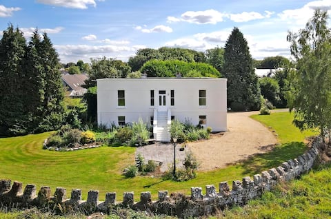 Gated, Neo-Georgian, River Views