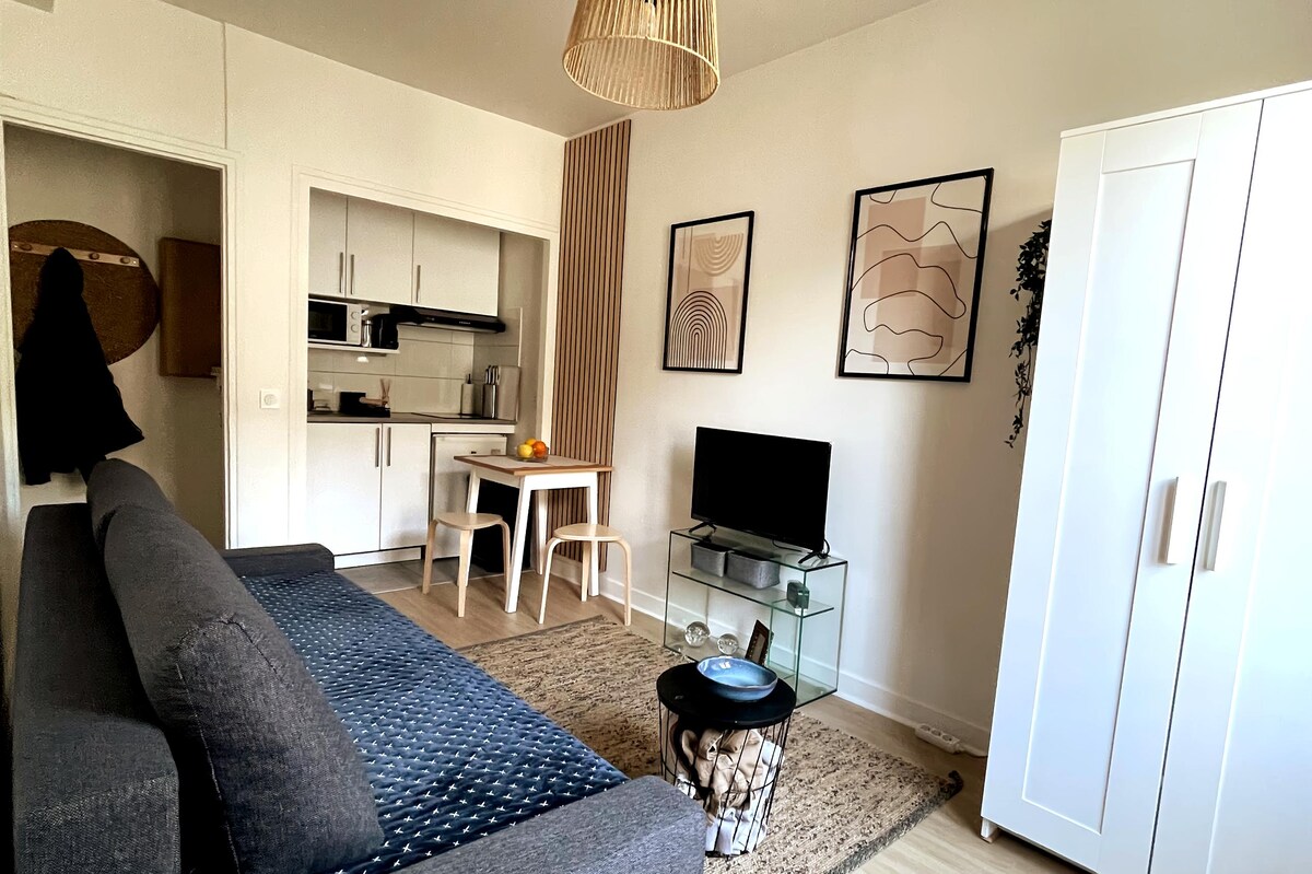 Popular Airbnb listing: Studio, close to metro and wood. in Charenton Le Pont