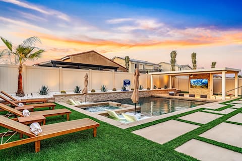 Luxe Coachella SwimUpBar Heated Pool/SPA Fireplace