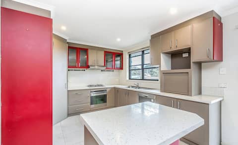Large Comfortable Home @Woden