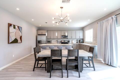 5B/4B - King Suite & EV Charger!