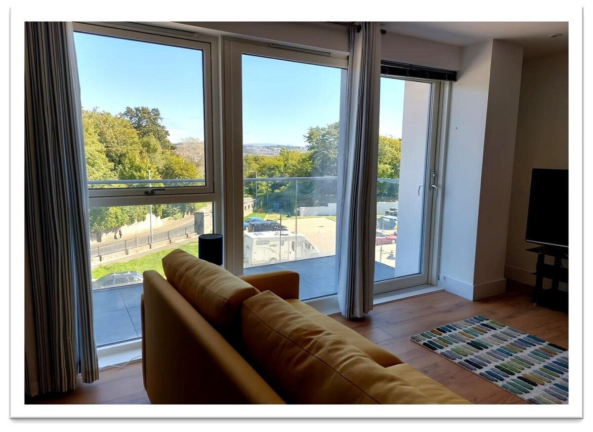 Successful Airbnb property: Luxury flat, perfect location in Maker With Rame