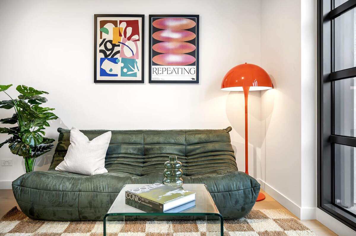 Popular Airbnb listing: Art Deco Retreat - Hot Tub|Free Parking in Collingwood