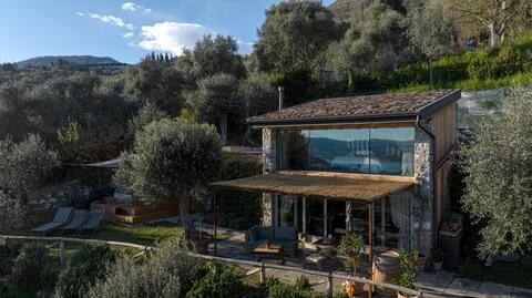 Chalet Montecucco with lake view and jacuzzi