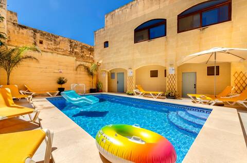 300y/o Gozo Country Villa: pool, games, sleeps 14