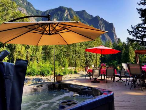 Sno/Falls River Paradise Kg Bed HotTub Mt View 1BR