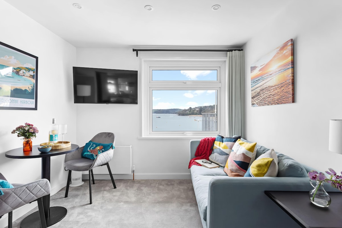 Popular Airbnb listing: Centre of Salcombe Studio Sea view, Parking & Pool in Salcombe