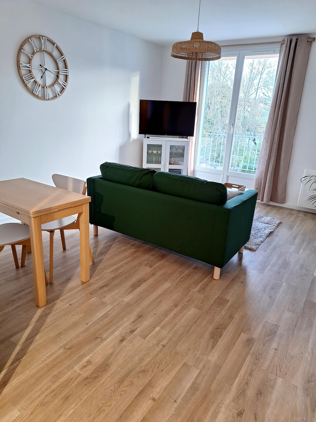 Annonce Airbnb populaire: Beau T2 lumineux, rénové, places parking résidence à Manosque