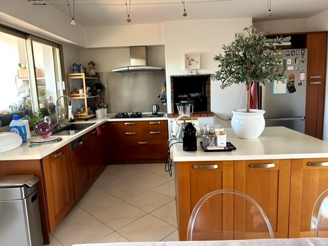 Popular Airbnb listing: Large apartment near the sea in Rue De France