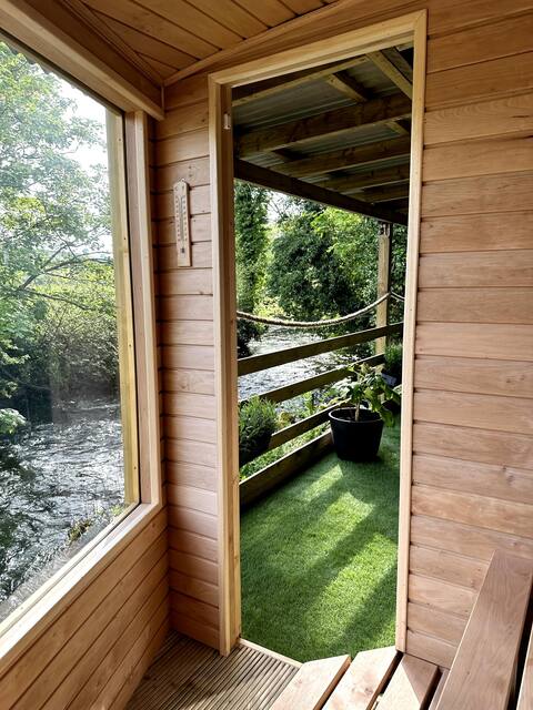 River Fane Cottage Retreat - Hot Tub~Sauna~Plunge