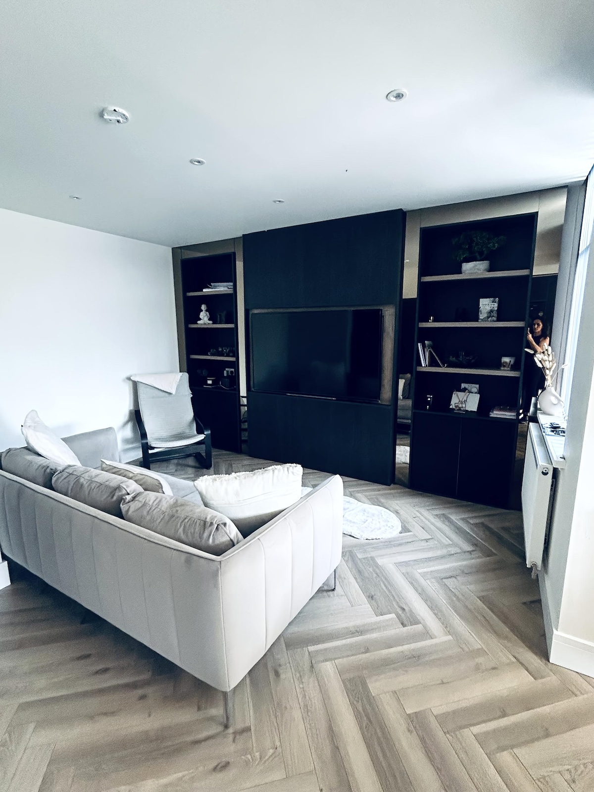 Popular Airbnb listing: Modern retro home, 5 double bedrooms and en suites in Saint Anne's On The Sea