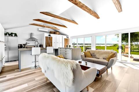 Waterfront Cottage "The Dream" w/ hot tub