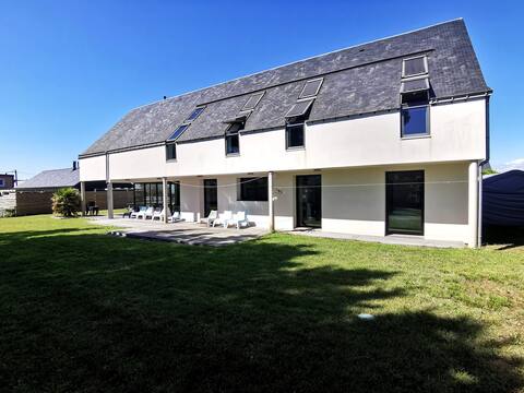200m² contemporary farmhouses