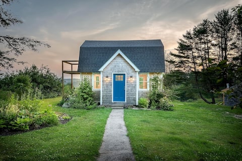 Cozy Lakeside Getaway | Seven Tree Cottage