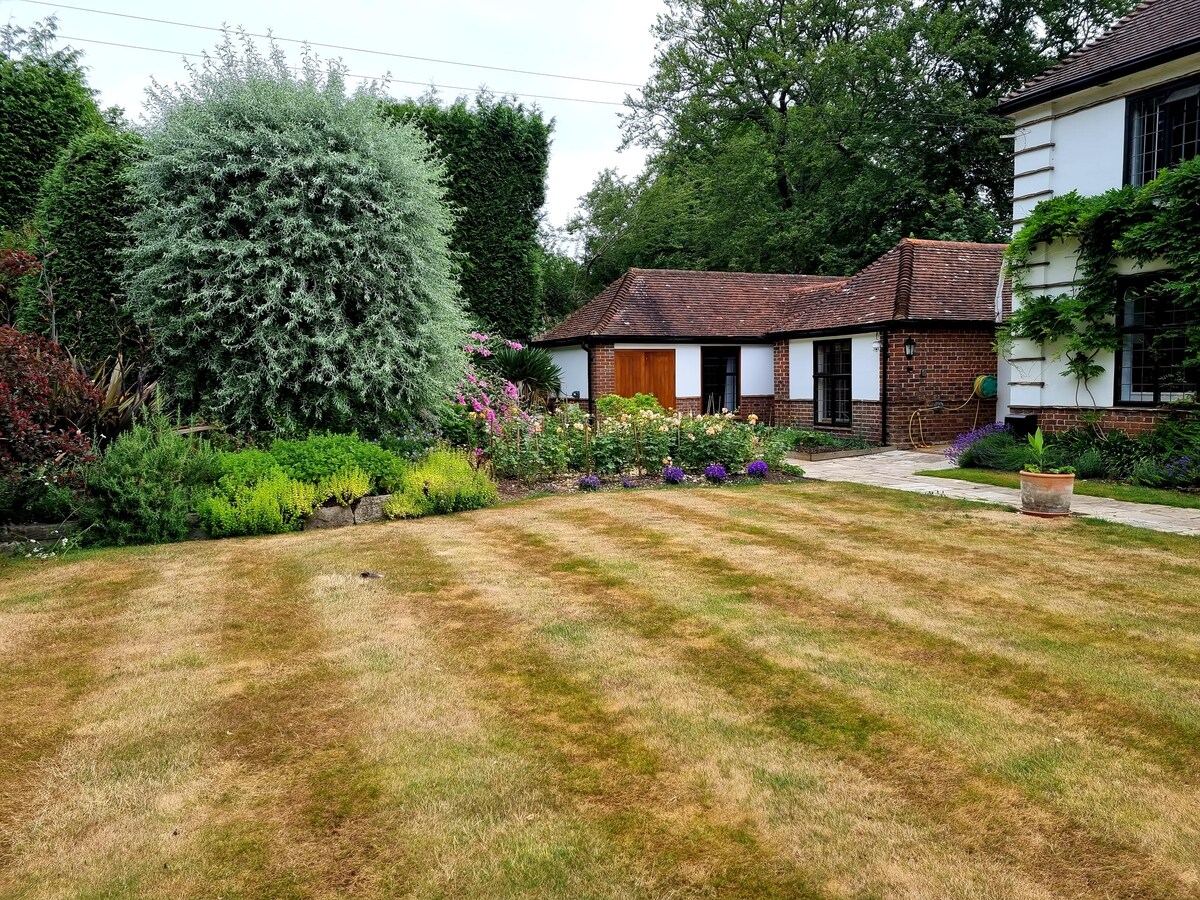 Successful Airbnb property: Luxury Garden annexe in a great location in Chilworth